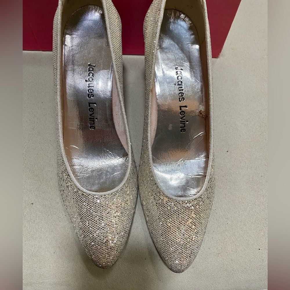 Adorable vintage silver heels by Jacques Levine in size 7